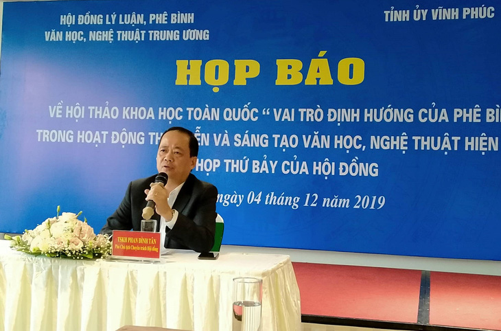 Chúng ta đang không có phê bình, chỉ có bình luận, nịnh nhau và ném đá - Ảnh 1.