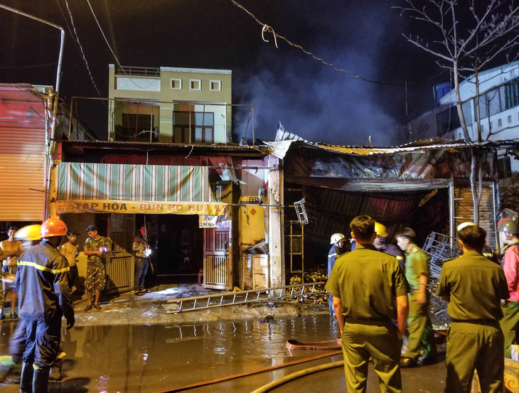 Cháy cửa hàng trong đêm, người dân phá cửa cứu 5 người mắc kẹt - Ảnh 3.