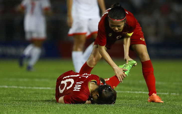 Hồi sức cho các tuyển thủ nữ Việt Nam sau trận thắng Philippines