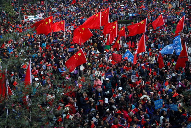 Phe ủng hộ Bắc Kinh xuống đường đòi kiểm lại phiếu bầu cử cấp quận Hong Kong - Ảnh 1.