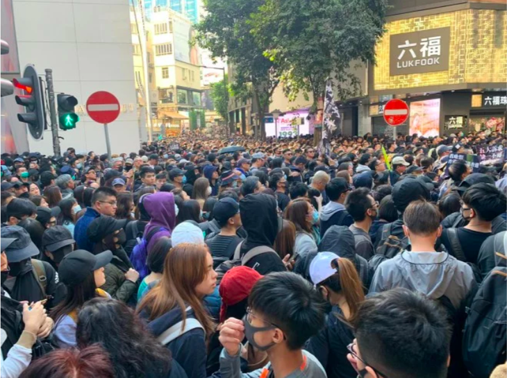Biển người biểu tình áo đen tràn ngập khu trung tâm Hong Kong - Ảnh 3.