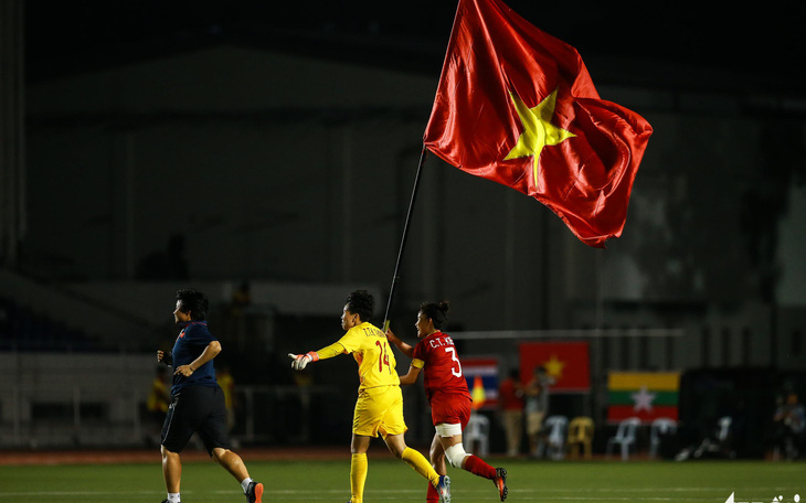 Khoảnh khắc nghẹn ngào của tuyển nữ Việt Nam đêm đăng quang
