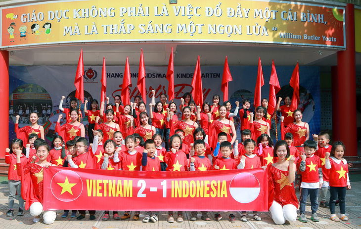 Cô trò trường mầm non nhuộm đỏ sân trường cổ vũ U22 Việt Nam - Ảnh 1.
