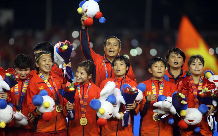 Đội tuyển nữ Việt Nam ở lại Philippines ủng hộ U22 Việt Nam giành HCV