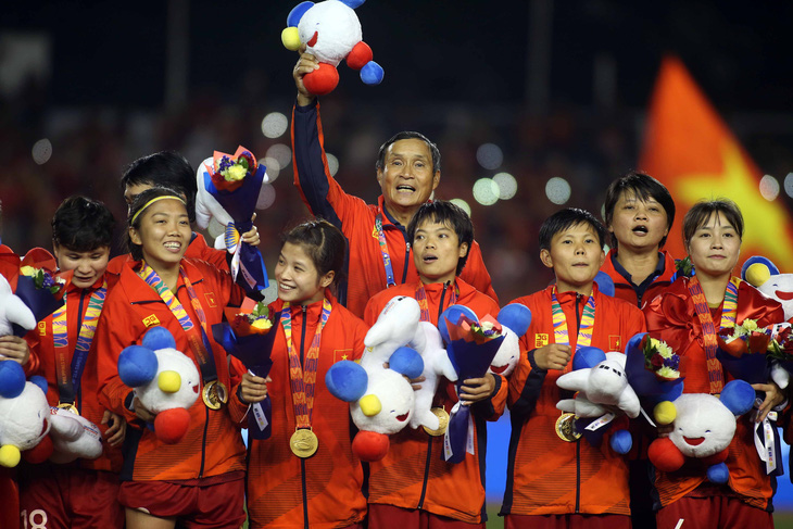 Đội tuyển nữ Việt Nam ở lại Philippines ủng hộ U22 Việt Nam giành HCV - Ảnh 1.