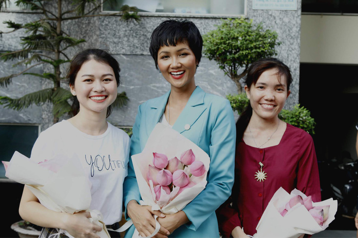 Những cô gái Việt vượt khó được bà Michelle Obama ôm chặt ở Long An - Ảnh 7.