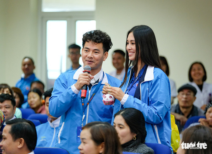 Hoa hậu Tiểu Vy, ca sĩ Thái Thùy Linh mang âm nhạc đến cho bệnh nhi - Ảnh 1.