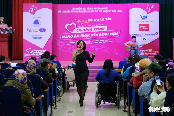 Hoa hậu Tiểu Vy, ca sĩ Thái Thùy Linh mang âm nhạc đến cho bệnh nhi - Ảnh 4.