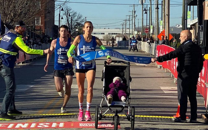 Vừa chạy bán marathon vừa đẩy nôi em bé, bà mẹ Mỹ thiết lập kỷ lục thế giới mới