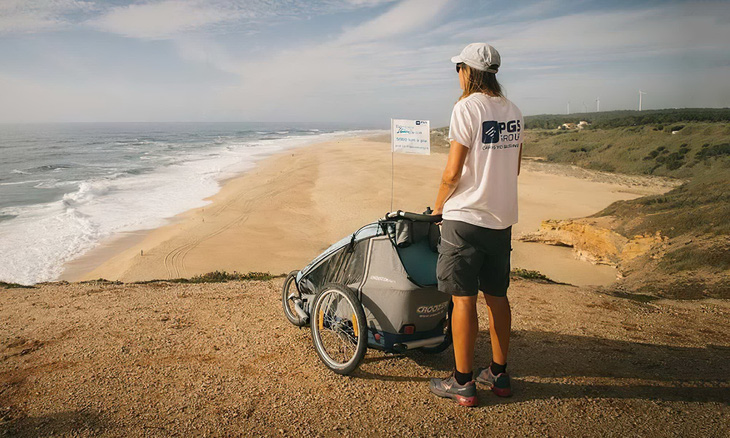 Thán phục cô gái mắc bệnh lạ đẩy xe đi bộ 6.000 km  - Ảnh 5.