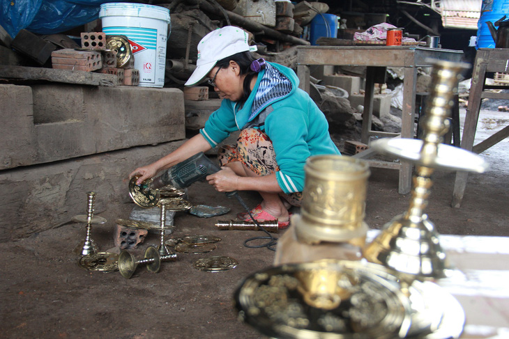 Ngôi làng chuyên làm đồ đồng chưng cúng nổi tiếng nhất Điện Bàn - Ảnh 2.
