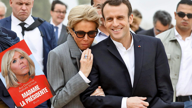 Bà Macron được ví như ‘Hoàng hậu Marie Antoinette mới’ của Pháp - Ảnh 2.