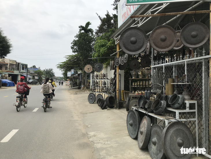 Ngôi làng chuyên làm đồ đồng chưng cúng nổi tiếng nhất Điện Bàn - Ảnh 4.