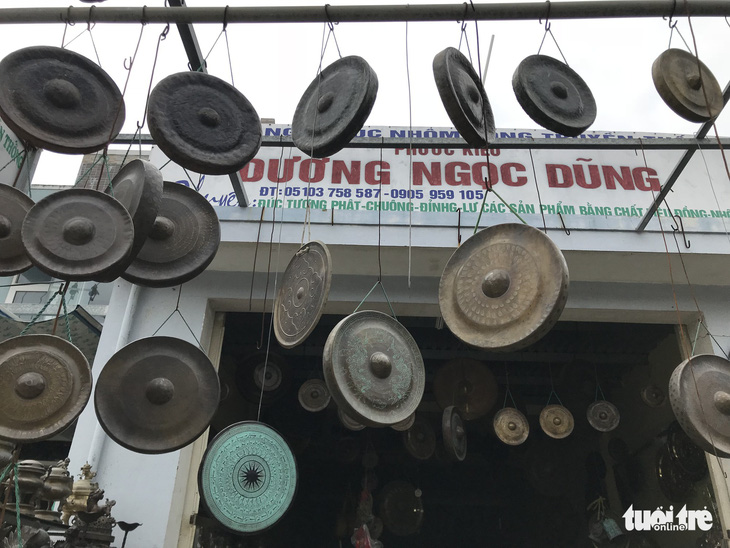 Ngôi làng chuyên làm đồ đồng chưng cúng nổi tiếng nhất Điện Bàn - Ảnh 1.