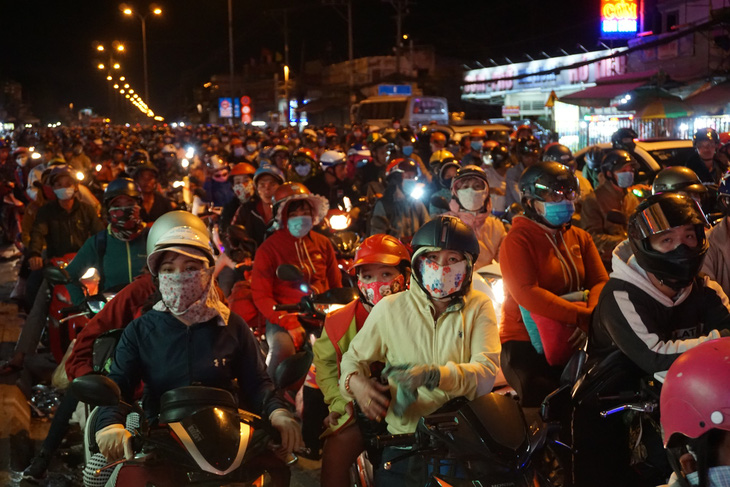 Sài Gòn đón tiếp lượng lớn người về, từ chiều tối đến tận sáng mai - Ảnh 2.