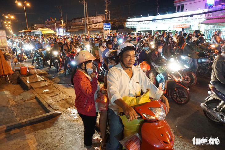 Sài Gòn đón tiếp lượng lớn người về, từ chiều tối đến tận sáng mai - Ảnh 3.
