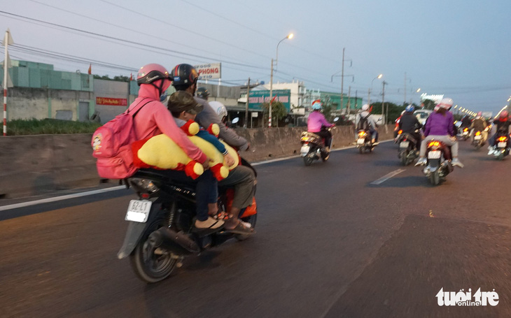 Lên lại Sài Gòn với trĩu nặng quà quê - Ảnh 2.