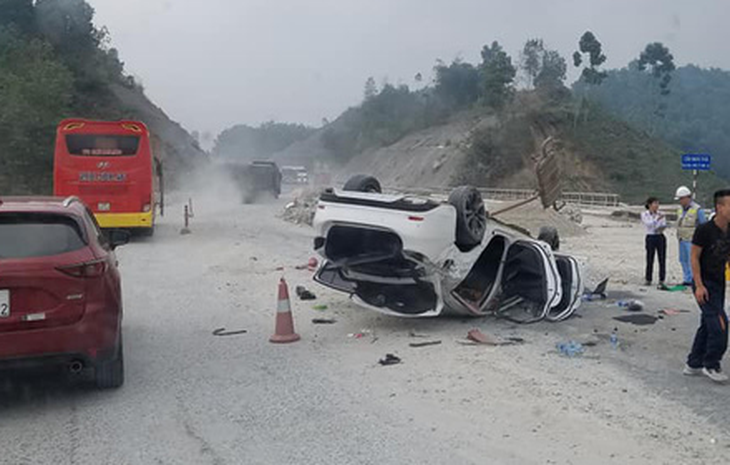 Mazda 6 lật ngửa trên cao tốc Nội Bài - Lào Cai, 3 người bị thương - Ảnh 1.