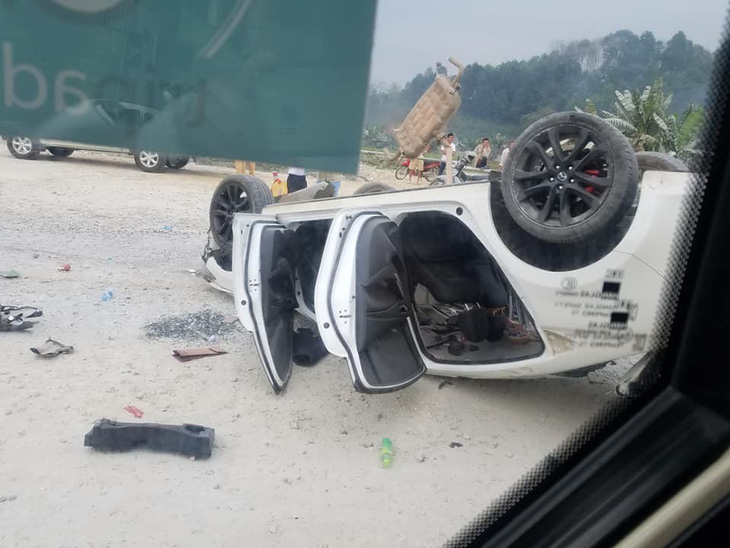 Mazda 6 lật ngửa trên cao tốc Nội Bài - Lào Cai, 3 người bị thương - Ảnh 2.