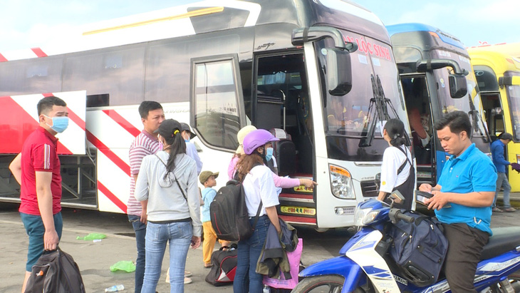 Quảng Ngãi: Hành khách bức xúc mua vé nhưng không có xe rời quê - Ảnh 1.