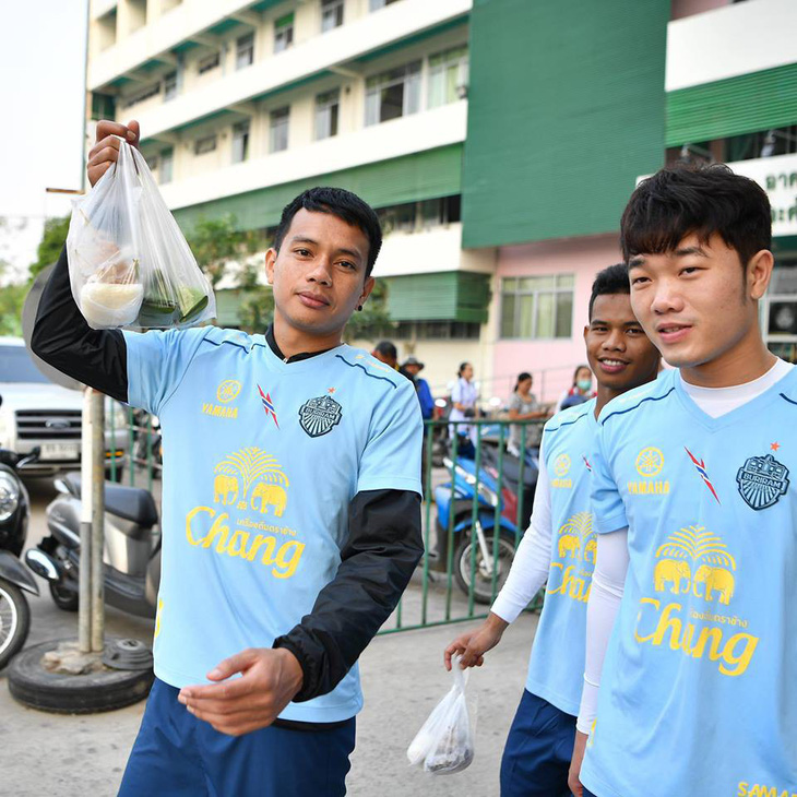 Xem Xuân Trường tập luyện kiểu nhà binh cùng Buriram - Ảnh 4.