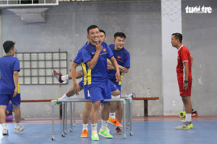 Futsal Việt Nam ra sân tập luyện, chuẩn bị du đấu ở Tây Ban Nha - Ảnh 2.