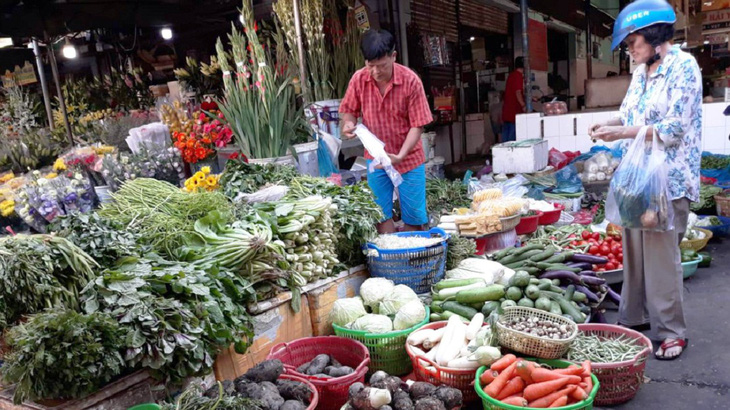 Hết tết rồi, rau củ Sài Gòn vẫn giá tết, có thứ gấp đôi ngày thường - Ảnh 1.