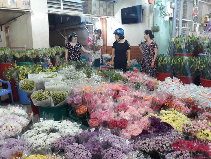 Chợ hoa Hồ Thị Kỷ nhộn nhịp đêm trước ngày Valentine - Ảnh 2.