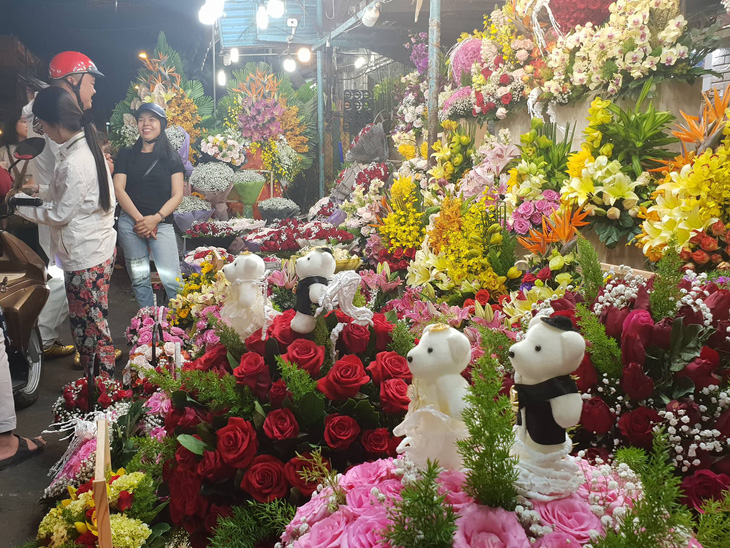 Chợ hoa Hồ Thị Kỷ nhộn nhịp đêm trước ngày Valentine - Ảnh 5.