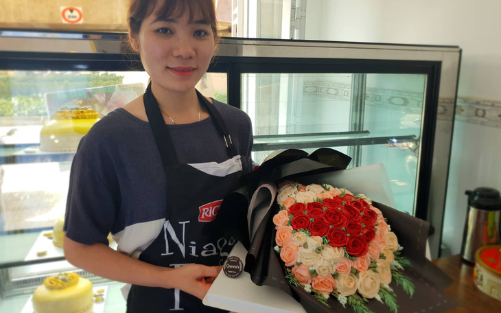 Valentine trùng ngày Thần tài: Bó hoa, hũ vàng bằng bánh kem vừa làm đã hết