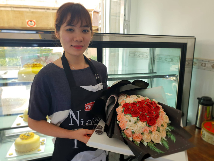 Bó hoa, hũ vàng bằng bánh kem vừa làm đã hết dịp Valentine trùng ngày Thần tài - Ảnh 1.