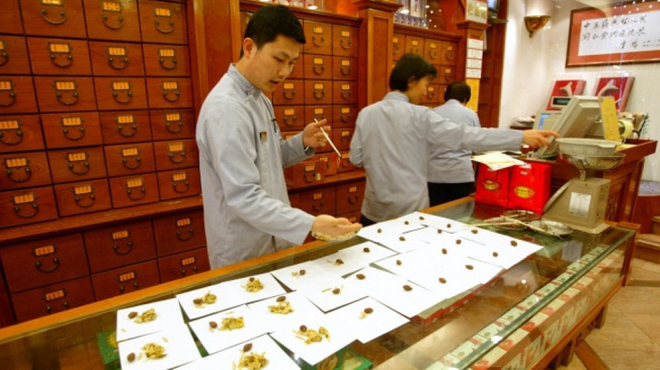 Hiệu thuốc nổi tiếng Trung Quốc bị phạt nặng vì bán mật ong quá đát - Ảnh 2.