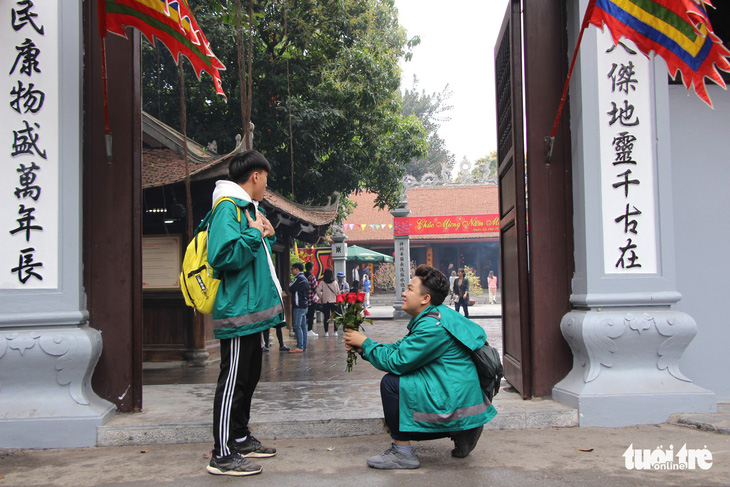 Dịp Valentine, bạn trẻ nô nức đến chùa Hà cầu duyên - Ảnh 3.