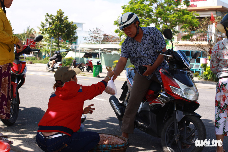 Ngư dân Đà Nẵng trúng đậm mùa ruốc đầu năm - Ảnh 4.