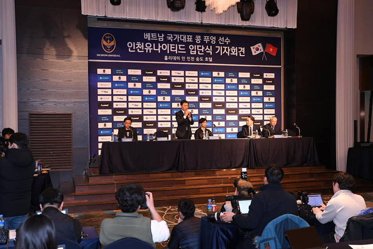 Chùm ảnh Công Phượng ra mắt CLB Incheon United - Ảnh 6.