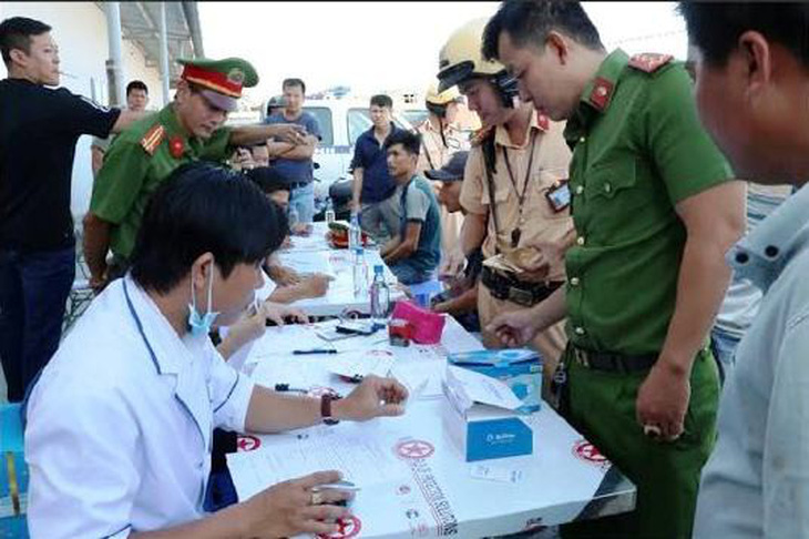 Kiểm tra đầu năm, 3 tài xế xe container ở cảng Phú Hữu ‘dính’ ma túy - Ảnh 2.