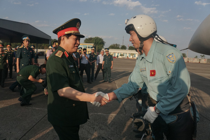 Bộ trưởng Bộ Quốc phòng kiểm tra huấn luyện bay ở sân bay Biên Hòa - Ảnh 3.