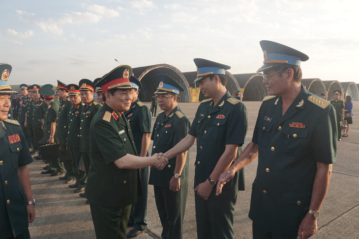 Bộ trưởng Bộ Quốc phòng kiểm tra huấn luyện bay ở sân bay Biên Hòa - Ảnh 1.