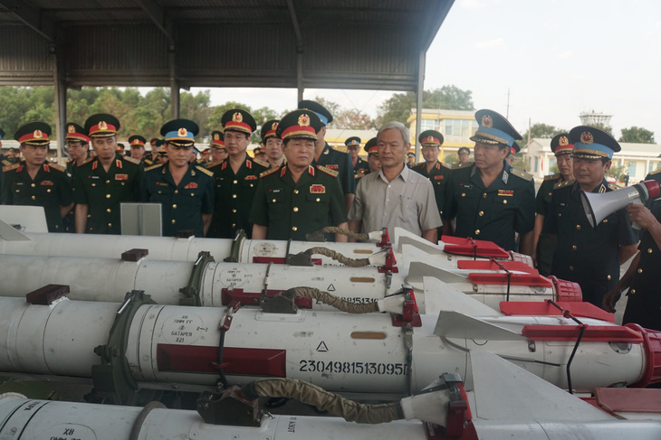 Bộ trưởng Bộ Quốc phòng kiểm tra huấn luyện bay ở sân bay Biên Hòa - Ảnh 4.