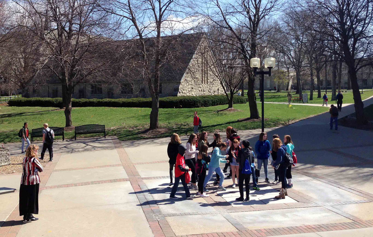 Thu hút sinh viên bằng campus tour kiểu Mỹ - Ảnh 1.