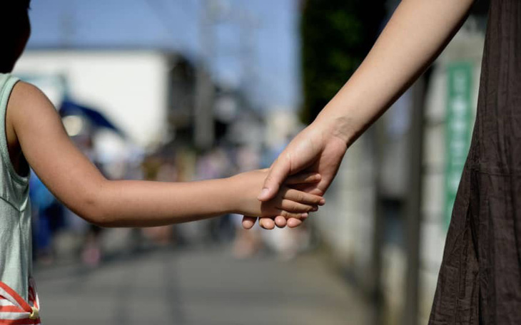 Tokyo cấm cha mẹ phạt đòn, la mắng con