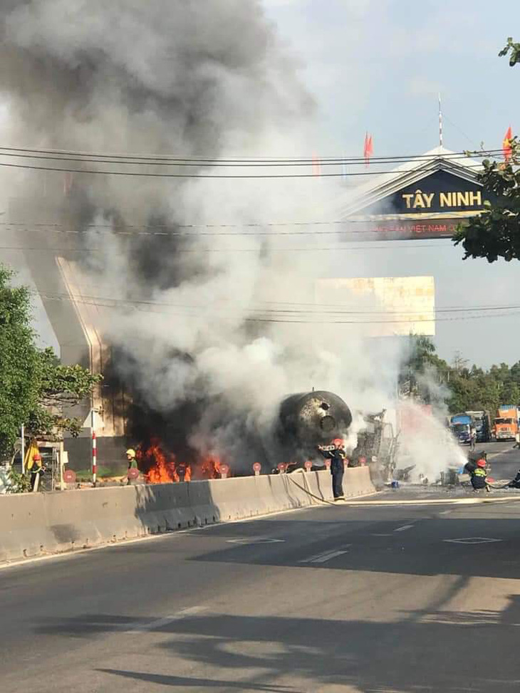 Tông vào dải phân cách, đầu kéo xe bồn chở gas cháy dữ dội - Ảnh 1.