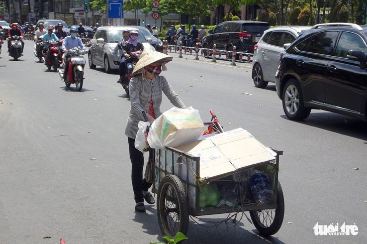 Mưa dông bao trùm Bắc Bộ, Nam Bộ tiếp tục nắng nóng - Ảnh 1.