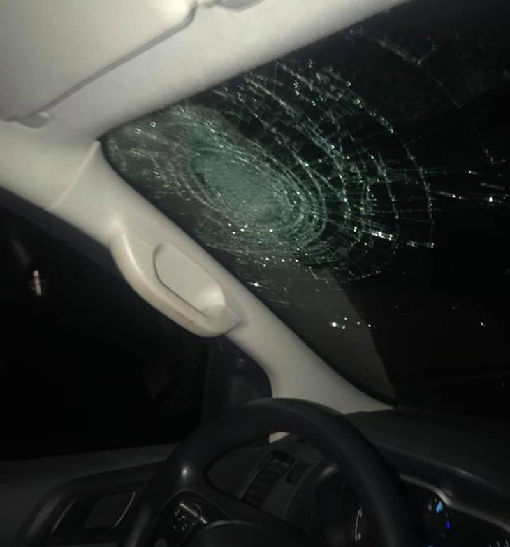 Ôtô bị ném vỡ kính trên đường cao tốc Hà Nội - Hải Phòng - Ảnh 1.