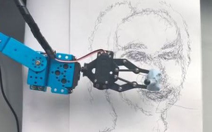 Robot đầu tiên thế giới có thể nhìn và vẽ chân dung người