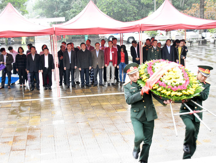 Nguyên Chủ tịch nước Trương Tấn Sang viếng liệt sĩ tại nghĩa trang Vị Xuyên - Ảnh 4.