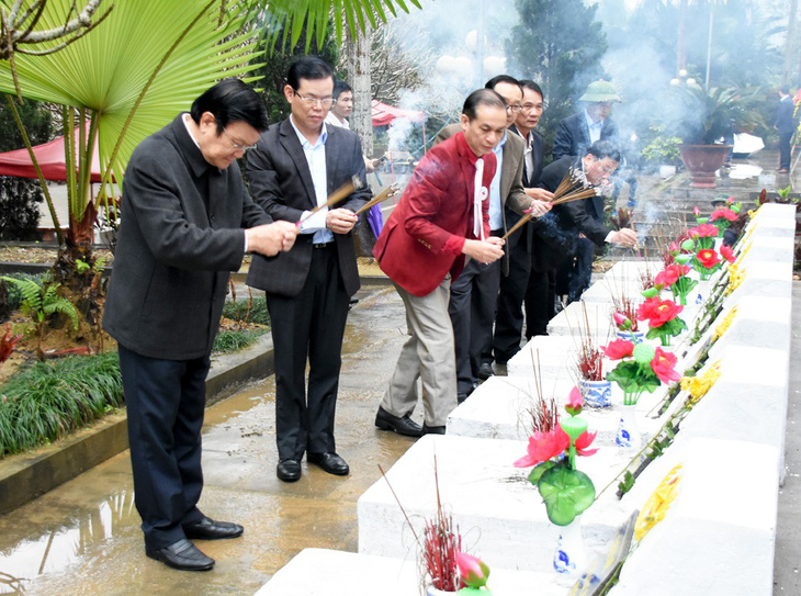Nguyên Chủ tịch nước Trương Tấn Sang viếng liệt sĩ tại nghĩa trang Vị Xuyên - Ảnh 5.
