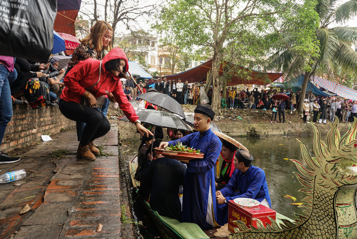 Quan họ vẫn xin tiền - Ảnh 2.