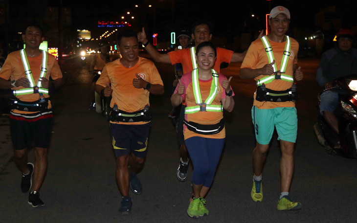 Chạy siêu marathon dưới… ánh trăng