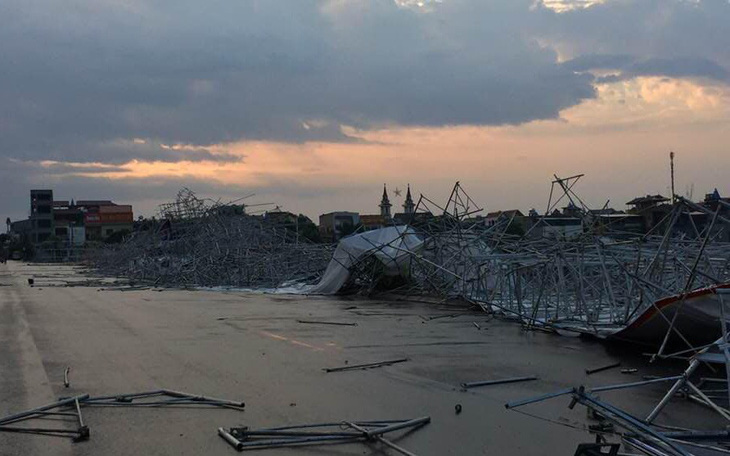 Hàng chục nhà dân bị thiệt hại do dông lốc, mưa đá ở các tỉnh phía Bắc
